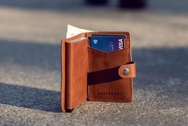 کیف چرمی با یک ویزا کارت آبی و بنفش داخل آن