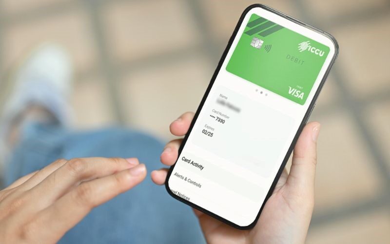 کاربر در حال مشاهده ویزا کارت مجازی روی موبایل؛ تمرکز بر امنیت پرداخت ها و جلوگیری از تهدیدات آنلاین
